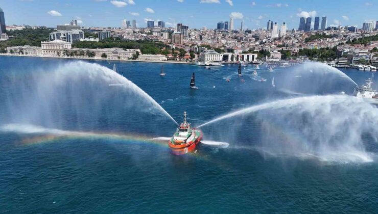 Denizcilik ve Kabotaj Bayramı’nda İstanbul Boğazı’nda dev Türk bayrağı açıldı