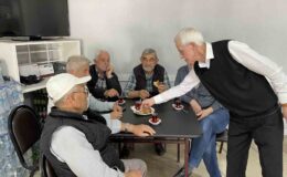 Mahalle kahvehanesini yarım asırdır takım elbisesi ile işletiyor