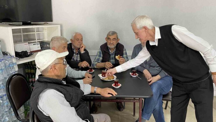 Mahalle kahvehanesini yarım asırdır takım elbisesi ile işletiyor