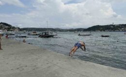 Özel plaja giremeyen vatandaşlar soluğu İstanbul Boğazı’nda aldı