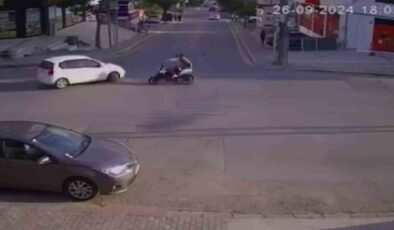 2 kişinin yaralandığı otomobil ile motosiklet kazası kameraya yansıdı