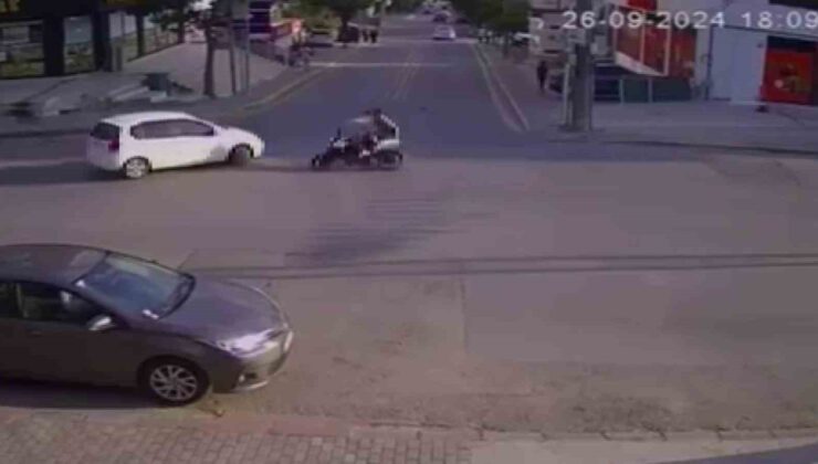 2 kişinin yaralandığı otomobil ile motosiklet kazası kameraya yansıdı