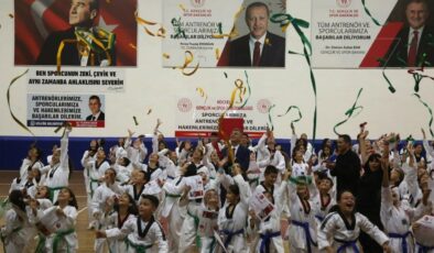 330 minik taekwondocu kuşak atladı