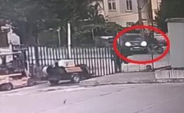 Pikap ile çarpışan motosikletlinin feci kaza anı kameraya yansıdı