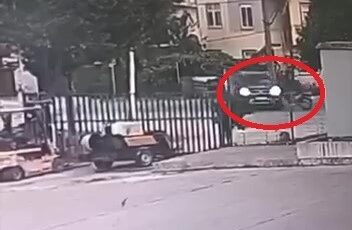 Pikap ile çarpışan motosikletlinin feci kaza anı kameraya yansıdı