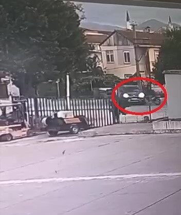 Pikap ile çarpışan motosikletlinin feci kaza anı kameraya yansıdı