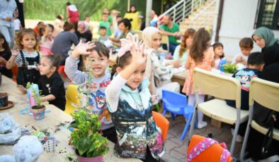 Aileler ve çocuklar birlikte saksı boyayıp çiçek ekti