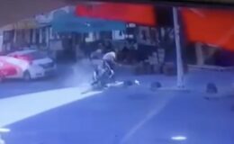 Arnavutköy’de polisten kaçan motosikletlilerin kaza yaptığı an kamerada