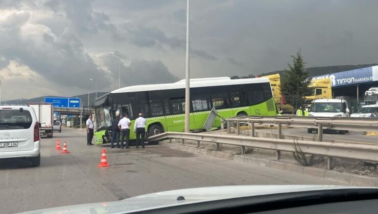 Belediye otobüsü bariyerlere çarptı, araçta yolcu olmaması faciayı önledi