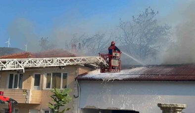 Boş binada başlayan yangın, atölyeye sıçradı