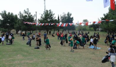 Gebze’de öğrenciler yere atılan çöpleri toplayarak farkındalık oluşturdu