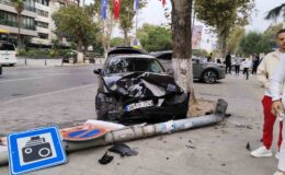 Kadıköy’de sürücüsünün kontrolünden çıkan otomobil aydınlatma direğine çarptı