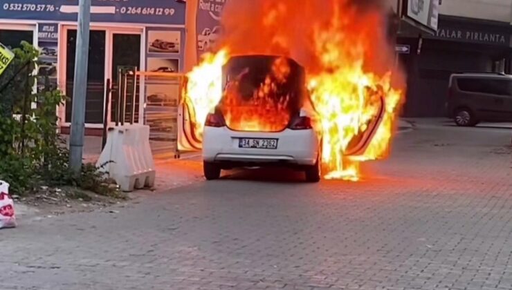 Park halindeki otomobil alev topuna döndü: Geriye hurda yığını kaldı