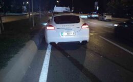 Pendik’te otomobilin çarptığı motosiklet, kontrolden çıkarak park halindeki araca çarptı: 1 yaralı