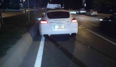 Pendik’te otomobilin çarptığı motosiklet, kontrolden çıkarak park halindeki araca çarptı: 1 yaralı