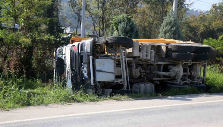 Sakarya’da toprak yüklü kamyon yol kenarına devrildi: 1 yaralı