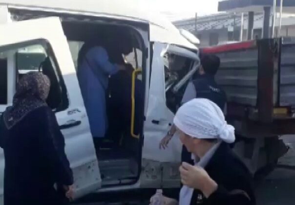 Servis minibüsü park halindeki tıra çarptı: 4 yaralı