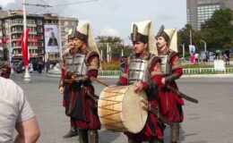 Taksim’de Yeniçeriler dizinin yeni sezonunu duyurdu, vatandaşlar o anları kayda aldı