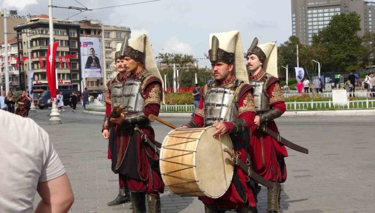 Taksim’de Yeniçeriler dizinin yeni sezonunu duyurdu, vatandaşlar o anları kayda aldı