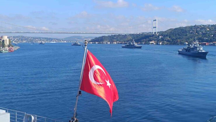 TCG Anadolu ile birlikte 15 savaş gemisi İstanbul Boğazı’ndan geçti