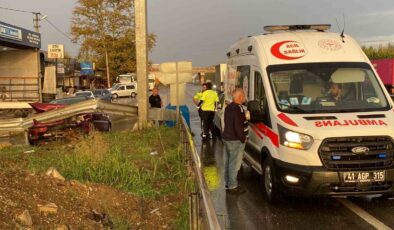 Yağış sebebiyle kayganlaşan yolda araç bariyerlere çarptı: 1 yaralı