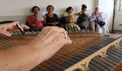 65 yaş üstü vatandaşlar müziğin gücüyle sosyalleşiyor