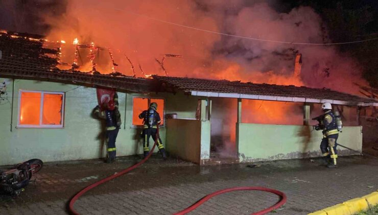 72 yaşındaki annesinin ilişkisi olduğunu düşünerek, içinde bulunduğu evi yakmış