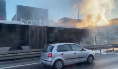 Avcılar’da metrobüste yangın paniği