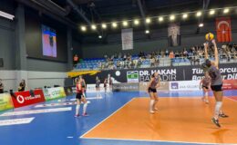 Bahçelievler Belediyesi Kadın Voleybol Takımı kendi evindeki ilk Sultanlar Ligi maçını 3-0 kazandı