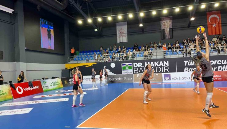 Bahçelievler Belediyesi Kadın Voleybol Takımı kendi evindeki ilk Sultanlar Ligi maçını 3-0 kazandı