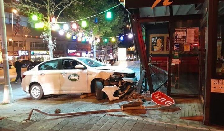 Beylikdüzü’nde polisten kaçan alkollü sürücü restorana daldı