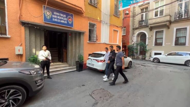 Beyoğlu’nda park halindeki motordaki kaskı çalan hırsız kamerada