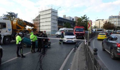 Beyoğlu’nda virajı alamayan otomobil takla attı: 1 yaralı