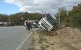 Çatalca’da minibüsle çarpışan hafriyat kamyonu devrildi: 1 yaralı