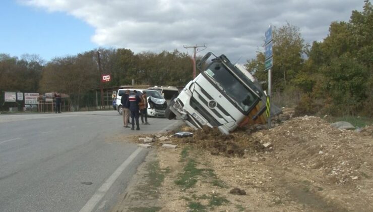 Çatalca’da minibüsle çarpışan hafriyat kamyonu devrildi: 1 yaralı