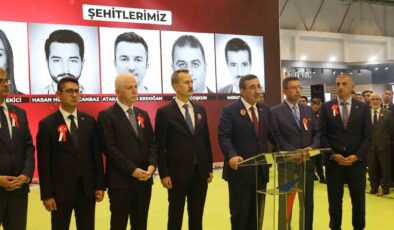 Cumhurbaşkanı Yardımcısı Cevdet Yılmaz TUSAŞ standını ziyaret etti