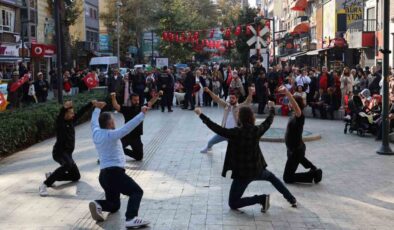 Cumhuriyet’in 101. yılını zeybekle kutladılar