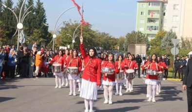 Ellerinde bayraklarla Cumhuriyet için yürüdüler