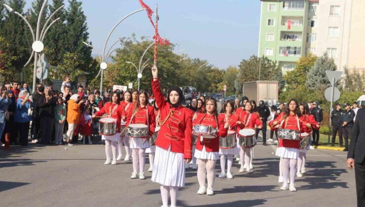 Ellerinde bayraklarla Cumhuriyet için yürüdüler