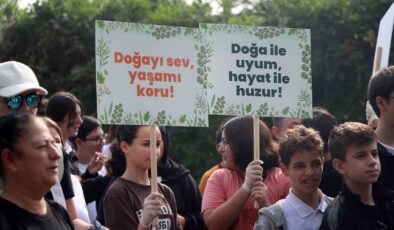 Ellerinde çöp ve pankartlarla Sapanca Gölü’nden çağrı yaptılar: “Doğanın varlığı tüm canlılar için elzemdir”