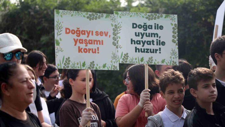 Ellerinde çöp ve pankartlarla Sapanca Gölü’nden çağrı yaptılar: “Doğanın varlığı tüm canlılar için elzemdir”