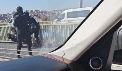 Haliç Köprüsü’nde polis, intihar girişimini böyle engelledi