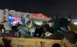 Konser izlemek için üzerine çıktıkları stant çöktü