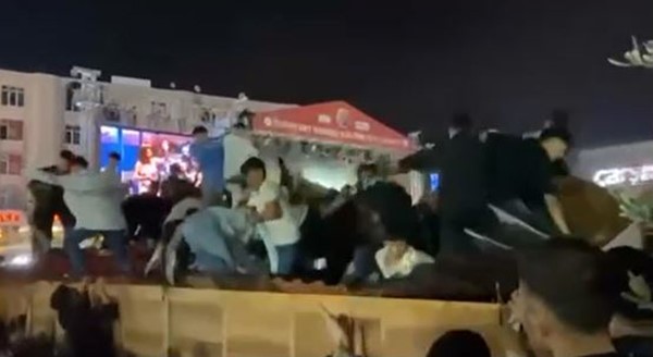 Konser izlemek için üzerine çıktıkları stant çöktü