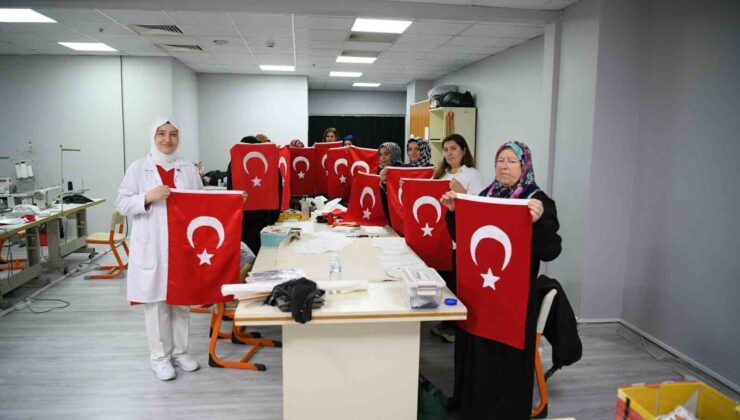 Kursiyerler, Cumhuriyet Bayramı öncesinde bayrak dikiyor