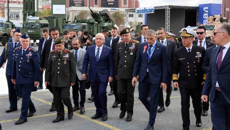 Milli Savunma Bakanı Güler, SAHA EXPO’da stantları gezdi