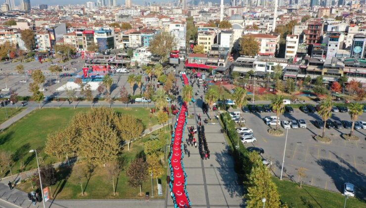 Pendik’te 101 metrelik Türk bayrağıyla Cumhuriyet kutlaması havadan görüntülendi