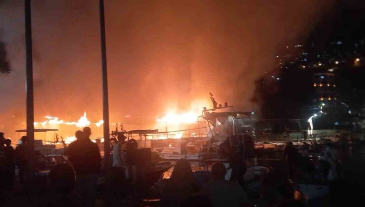 Restoran alev alev yandı, geriye iskeleti kaldı