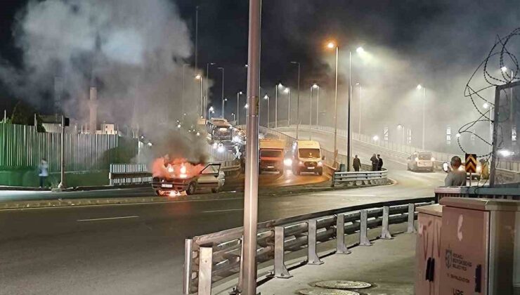 Seyir halindeki otomobil alev topuna döndü