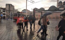 Taksim’de aniden bastıran yağmur vatandaşlara zor anlar yaşattı